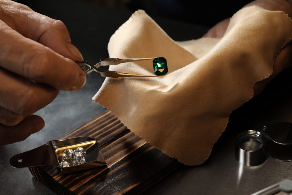 Juwelier repariert Schmuckstück 