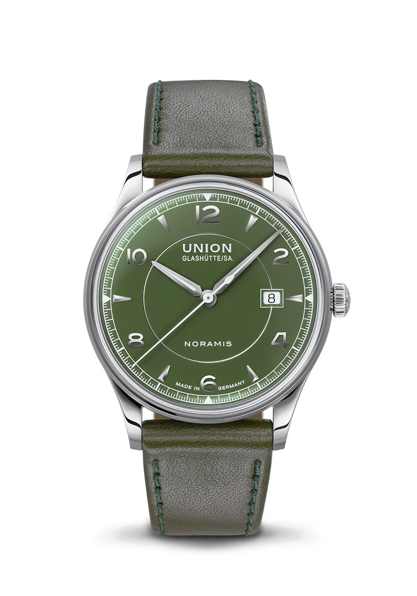 Eine grüne Armbanduhr mit silbernem Gehäuse und olivgrünem Lederarmband