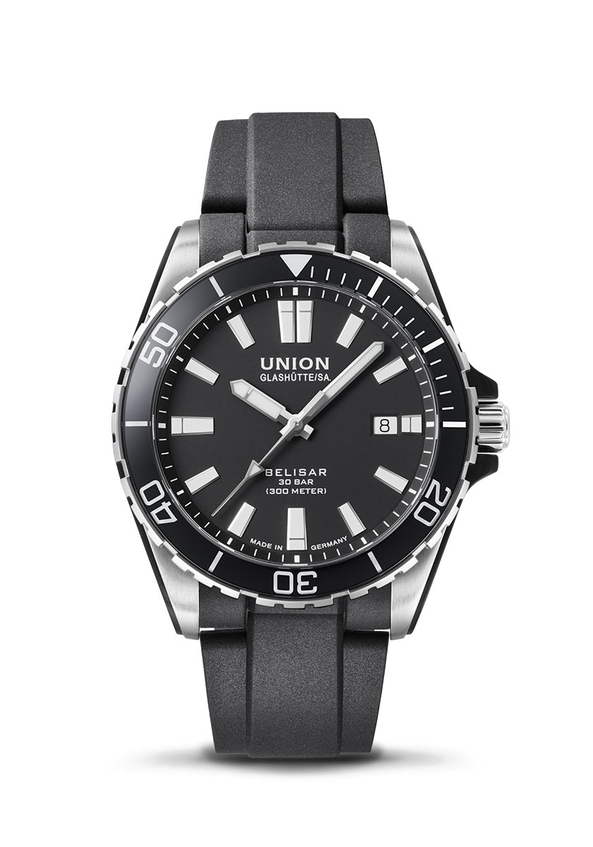 Eine elegante schwarze Armbanduhr mit deutlichen weißen Markierungen und Datumsanzeige.
