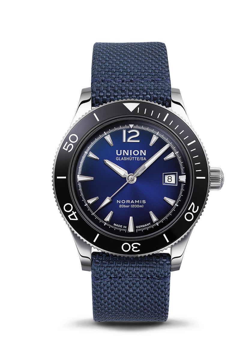 Eine elegante Armbanduhr mit blauem Zifferblatt und passendem Stoffarmband