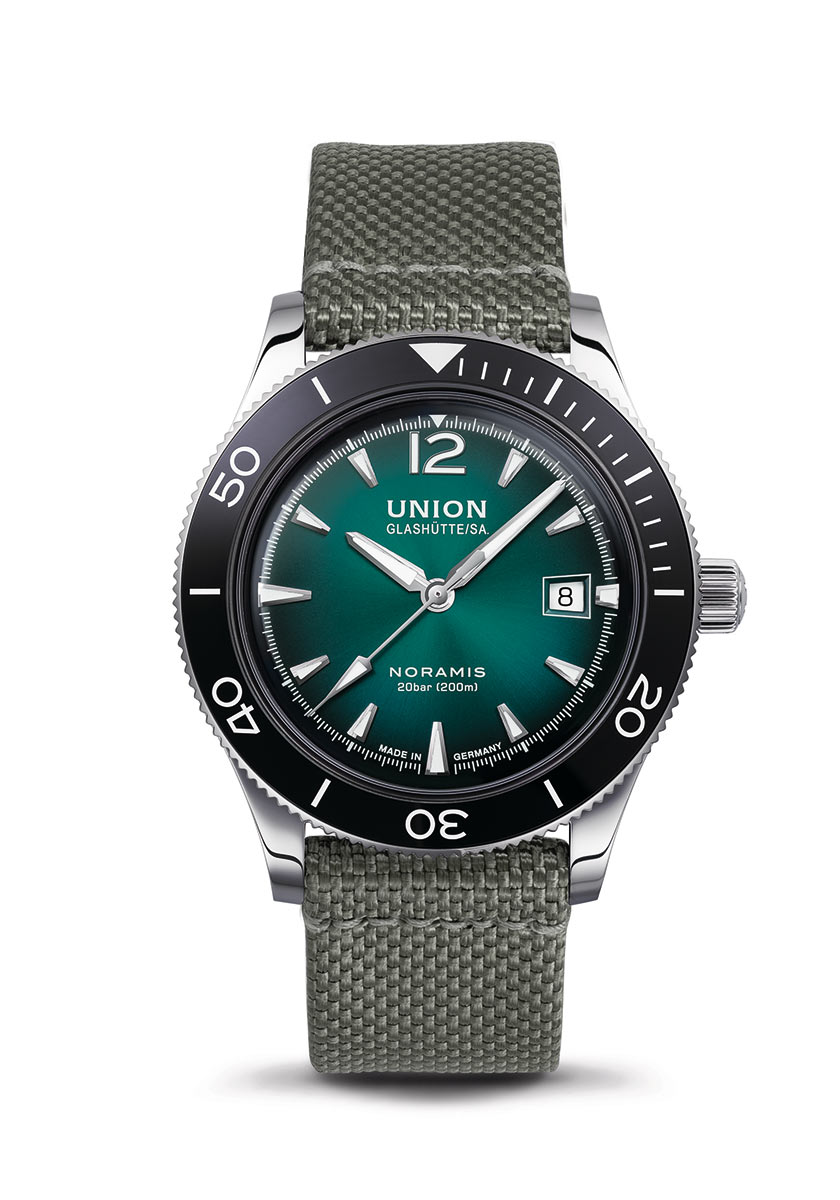 Eine stilvolle Uhr mit türkisfarbenem Zifferblatt und grauem Textilarmband.
