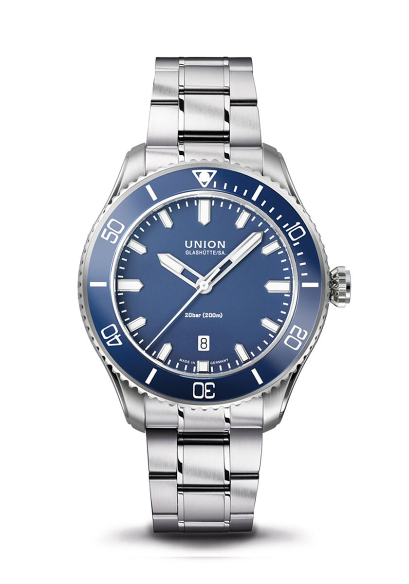 Eine elegante Edelstahl-Armbanduhr mit blauem Zifferblatt und Metallarmband