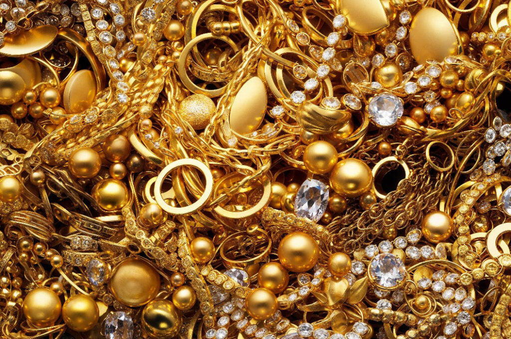 Ein Haufen goldener Schmuckstücke mit glänzenden Steinen und funkelnden Details