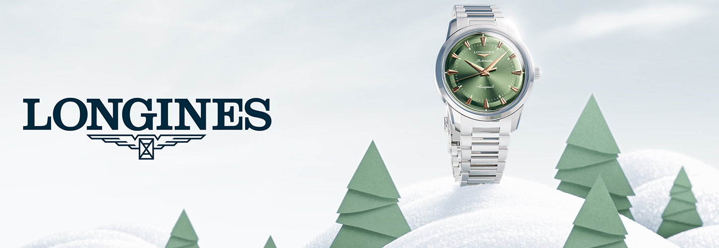 Eine silberne Longines Uhr mit grünem Zifferblatt schwebt über verschneiten Tannen