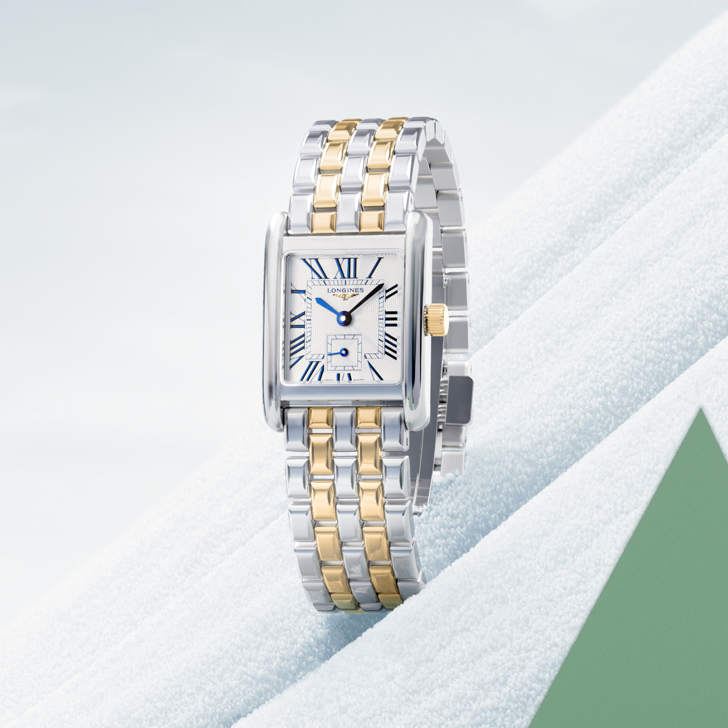 Eine elegante silber und goldene Uhr mit rechteckigem Zifferblatt und römischen Zahlen