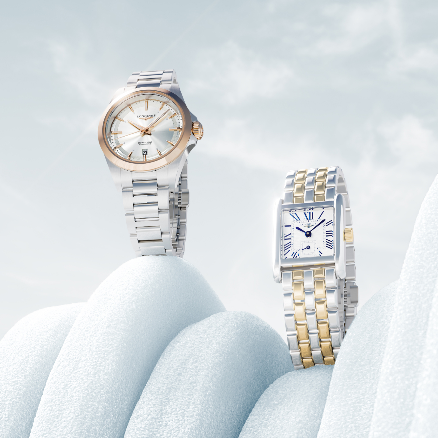 Zwei elegante Uhren mit silbernem und goldfarbenem Armband schweben über weichen Wolken