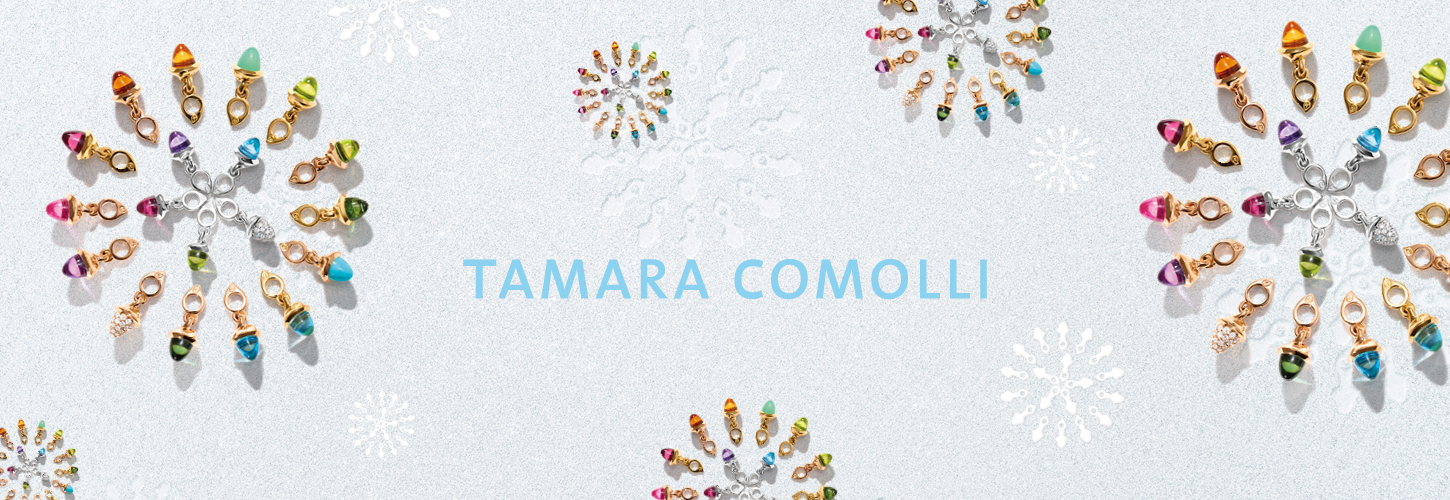 Farbige Schmuckanhänger in Kreisformation auf hellem Hintergrund mit Tamara Comolli Schriftzug