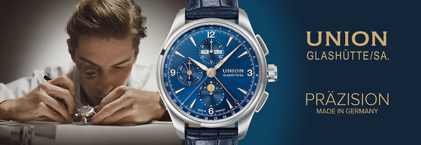 Ein Uhrmacher mit konzentriertem Gesicht arbeitet an einem silbernen Uhrwerk