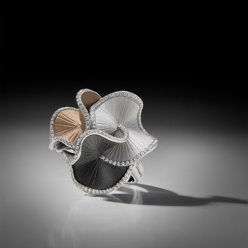 Eleganter Ring in Form einer mehrfarbigen Blume mit funkelnden Diamantkanten