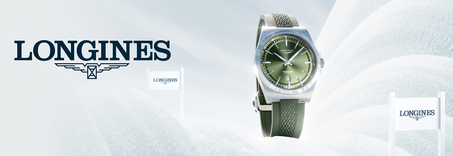 Eine elegante Longines Uhr mit grünem Zifferblatt und Armband vor weißem Hintergrund