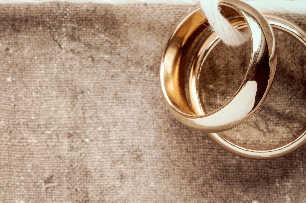 Goldene Ringe, die an einem Seil hängen