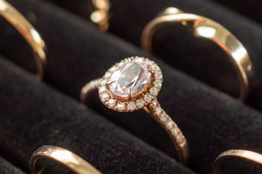 Goldschmuck und Diamantringe werden in einer Vitrine in einem Luxus-Einzelhandelsgeschäft präsentiert.