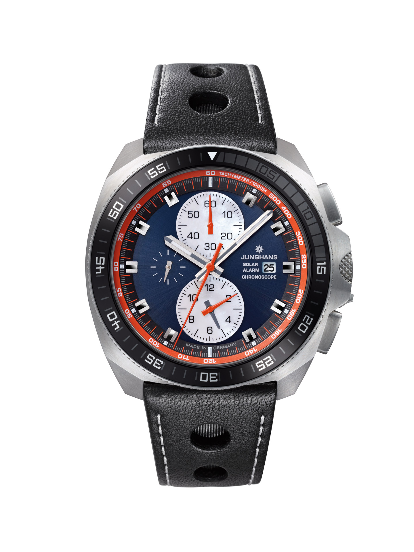 Eine sportliche Armbanduhr mit blauem Zifferblatt und silbernen sowie roten Akzenten