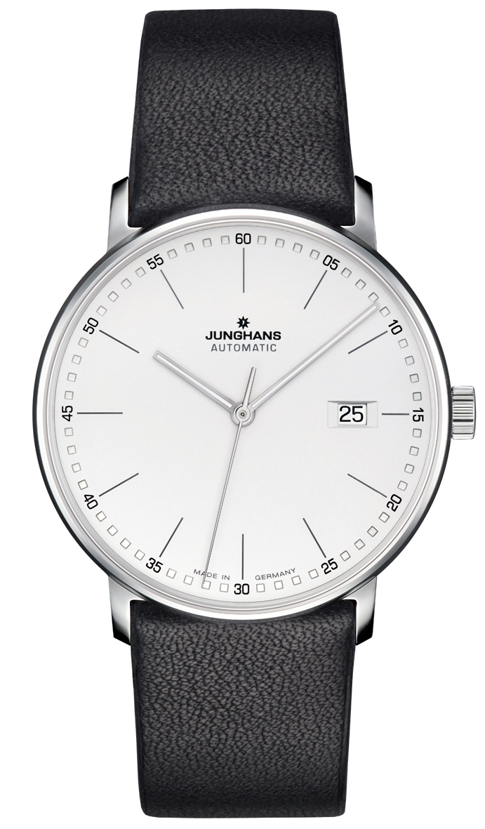 Eine elegante Junghans Uhr mit weißem Zifferblatt und schwarzem Lederarmband