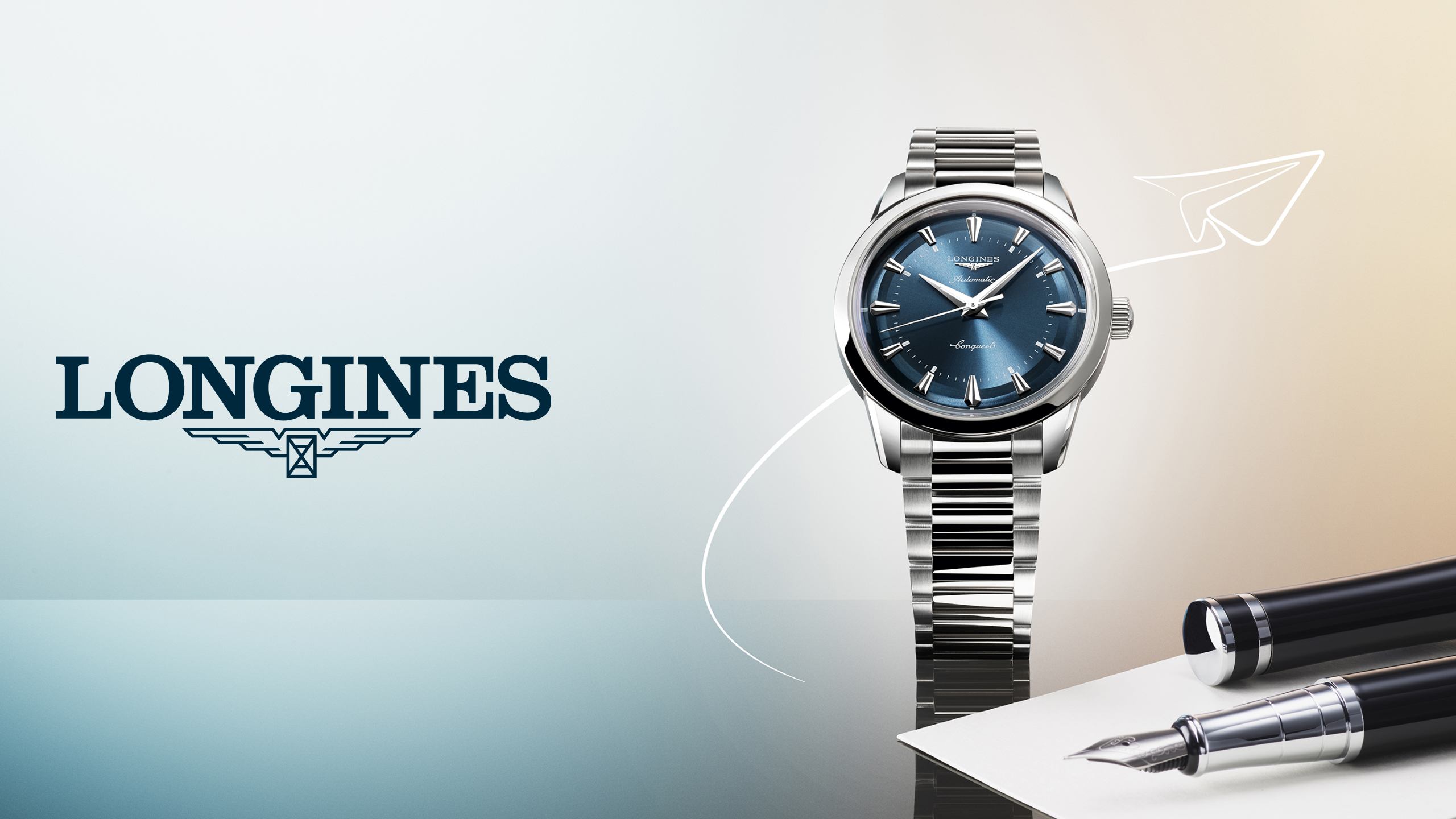 Eine silberne Armbanduhr mit blauem Zifferblatt liegt neben einem Füller und Papier