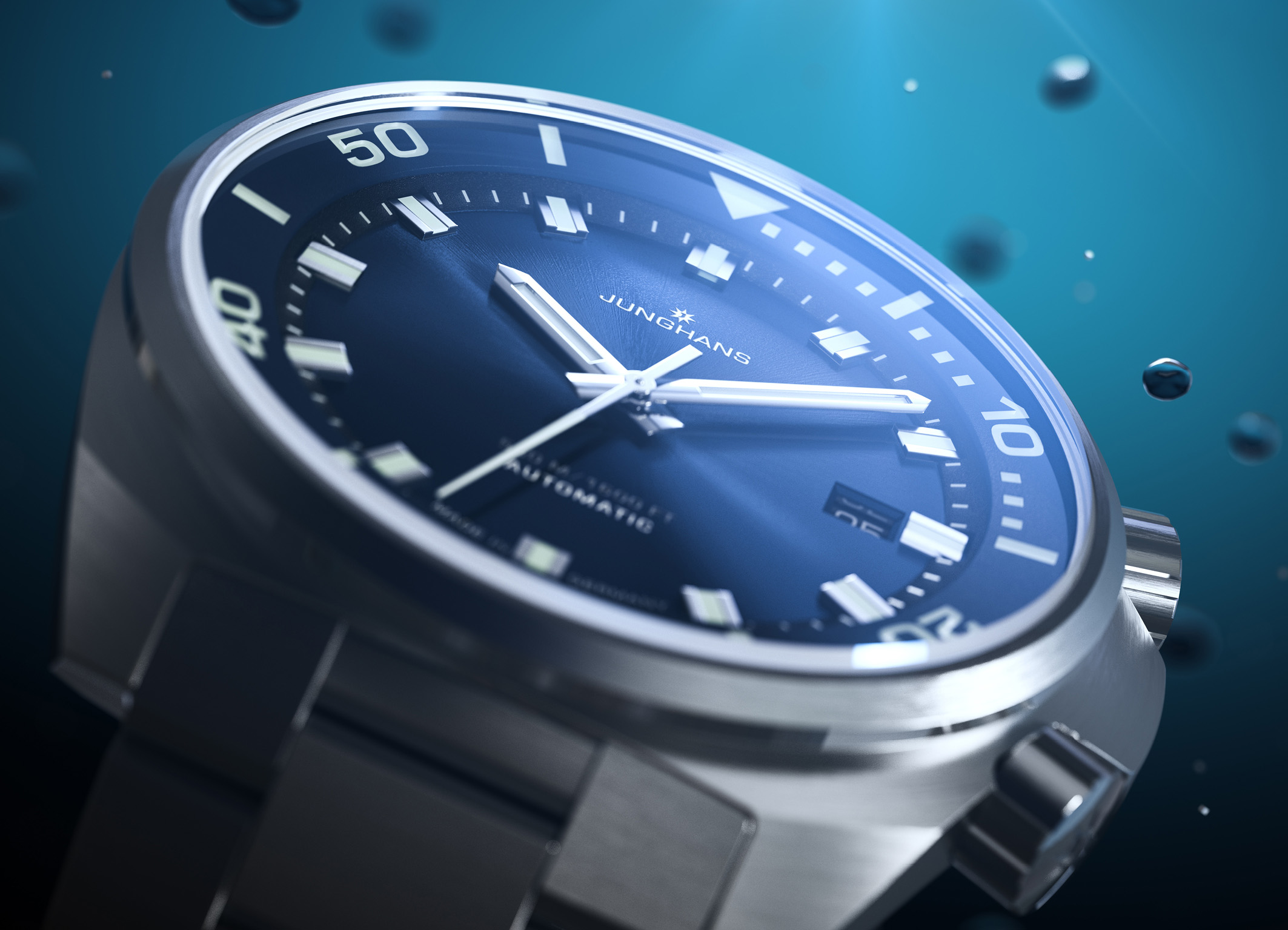 Eine elegante Junghans Automatikuhr mit blauem Zifferblatt und silbernem Gehäuse im Wasser
