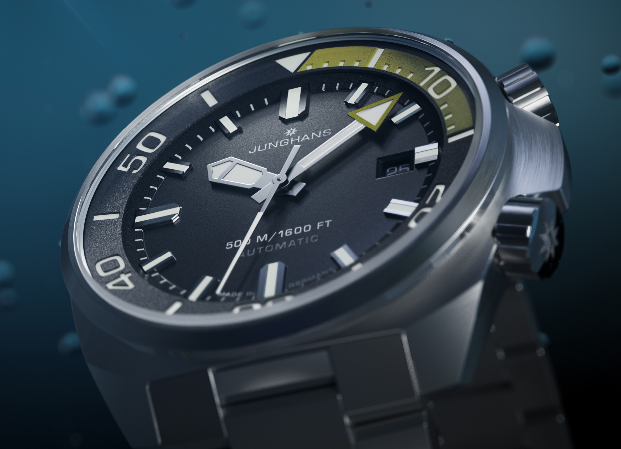 Eine elegante Taucheruhr von Junghans mit schwarzem Zifferblatt und gelbem Akzent