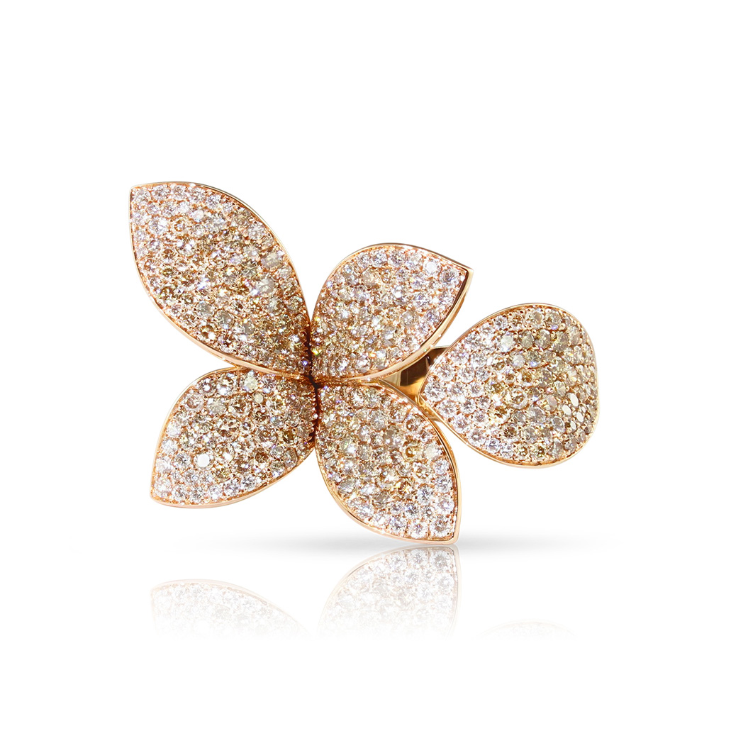 Ein funkelnder Ring in Blütenform aus Roségold mit glitzernden Diamanten
