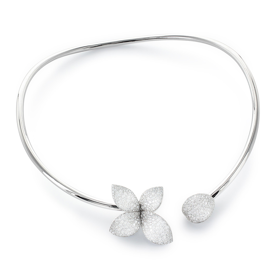 Elegante silberne Halskette mit funkelnder Blüte und ovalem Element