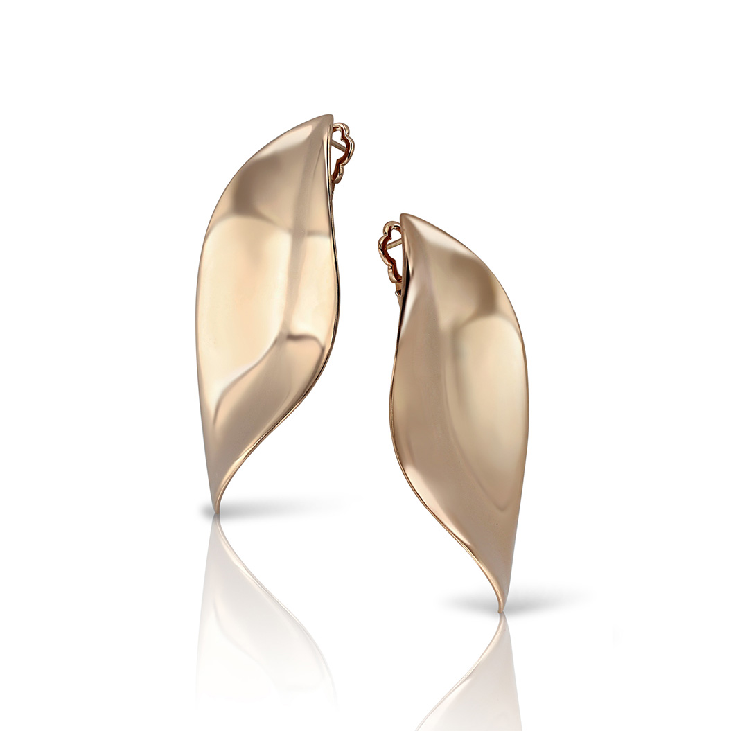 Elegante goldene Ohrringe in Blattform mit glänzender Oberfläche und feinem Reflexionseffekt