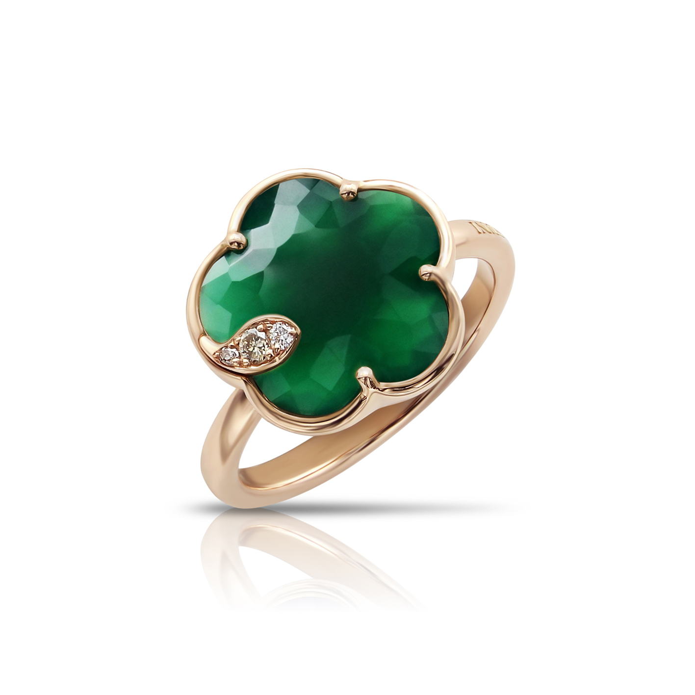 Ein goldener Ring mit einem großen, grünen, blumenförmigen Edelstein und kleinen Diamanten