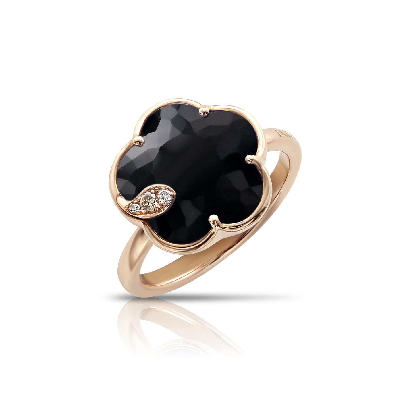 Ein goldener Ring mit schwarzem, blumenförmigem Stein und funkelndem Akzent