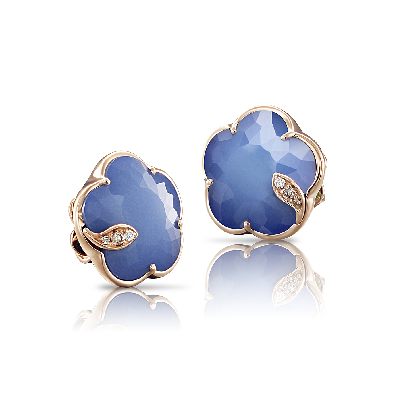 Zwei blumenförmige Ohrringe mit facettiertem blauem Stein und kleinen Diamanten
