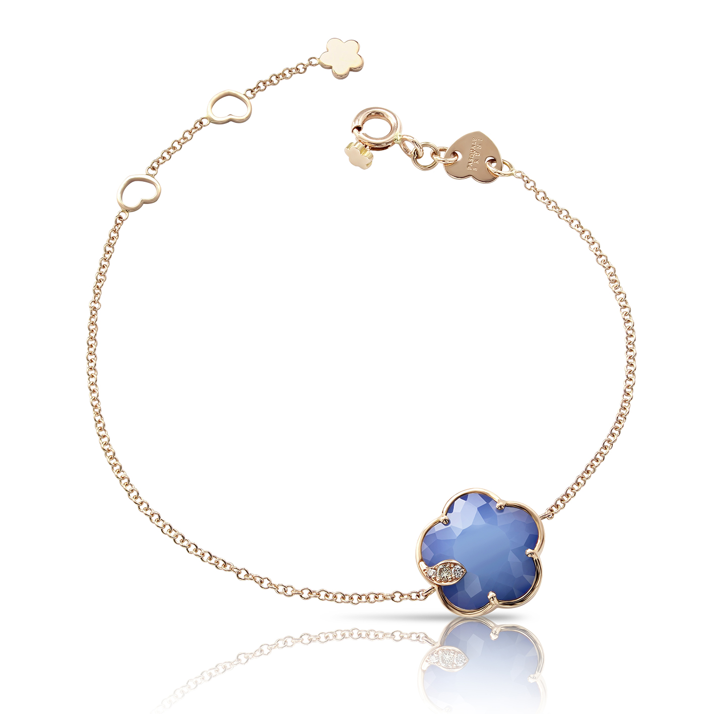 Goldfarbenes Armband mit einer blauen Blume als Anhänger und kleinen Diamanten