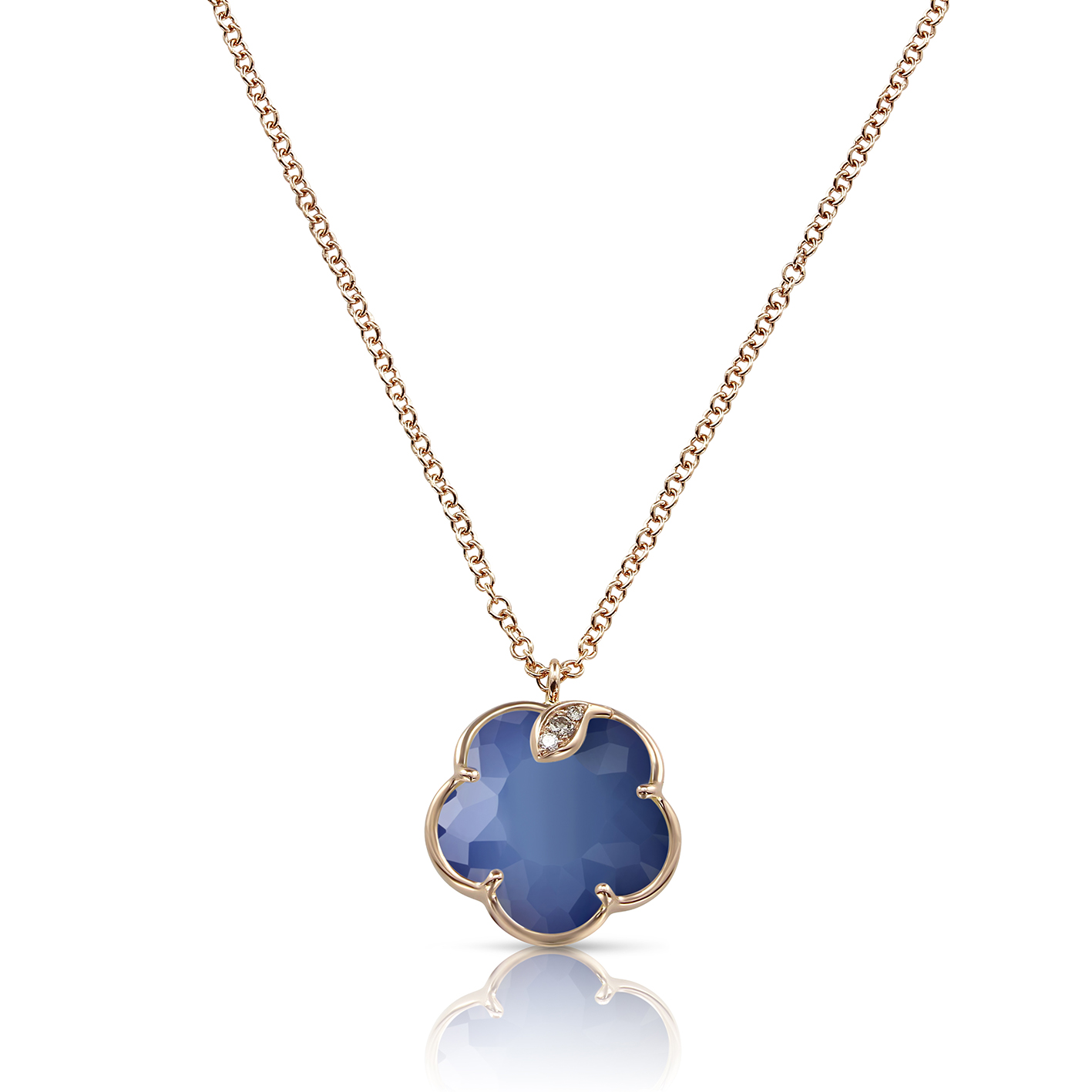Elegante Halskette mit goldener Kette und blauem vierblättrigem Anhänger