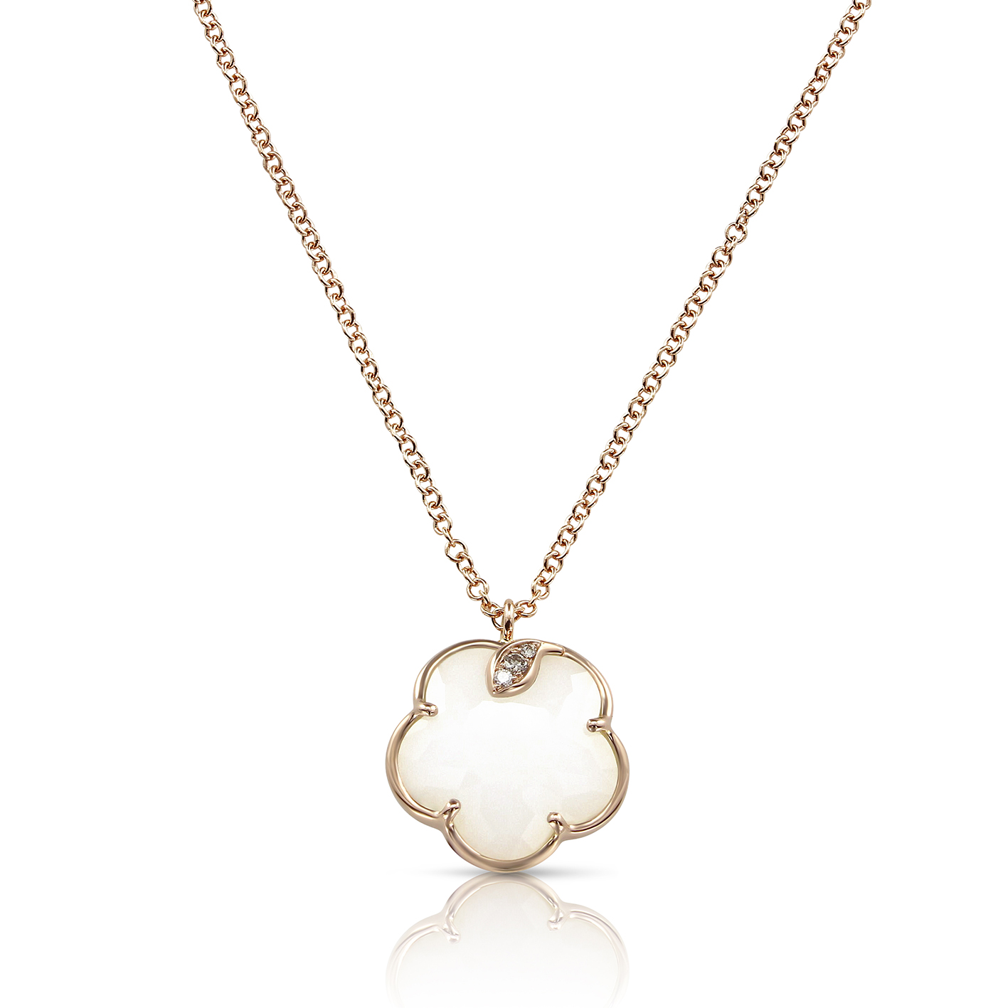 Goldene Kette mit weißem Kleeblattanhänger und kleinem funkelnden Stein