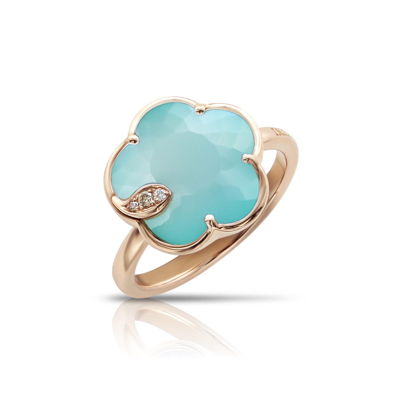 Ein goldener Ring mit einer großen blauen Blüte und funkelndem Steindetail