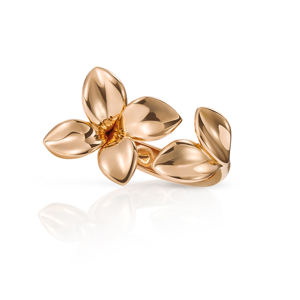 Goldener Ring in Form einer stilisierten Blüte mit glänzender Oberfläche