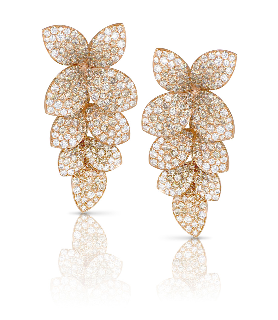 Goldene Ohrringe in Form von funkelnden Blättern mit zahlreichen kleinen Diamanten