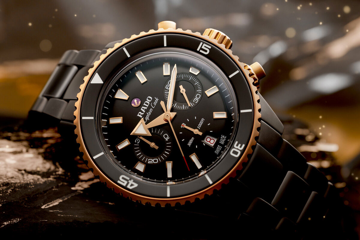 Schwarze Uhr mit ernstem Zifferblatt, Roségold Akzenten und Chronografen Details