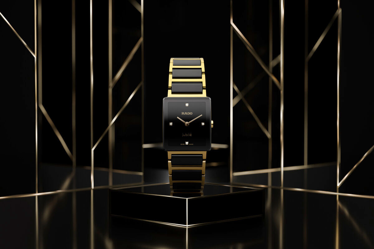 Gold und schwarze Armbanduhr mit neutralem Zifferblatt auf Podest
