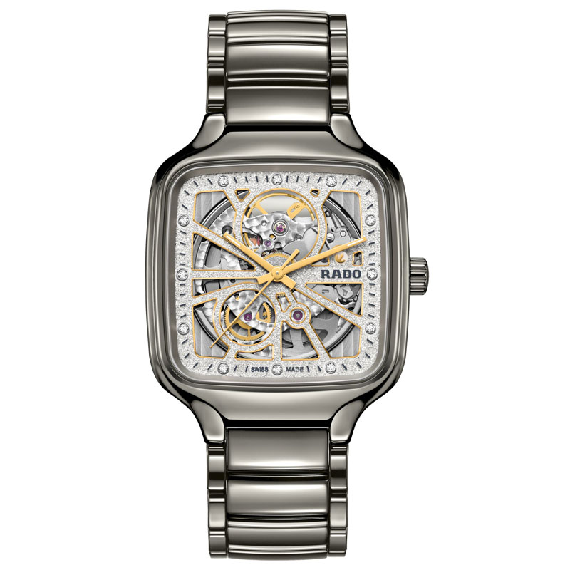 Silberne Armbanduhr mit skelettiertem Zifferblatt und goldenen Zeigern